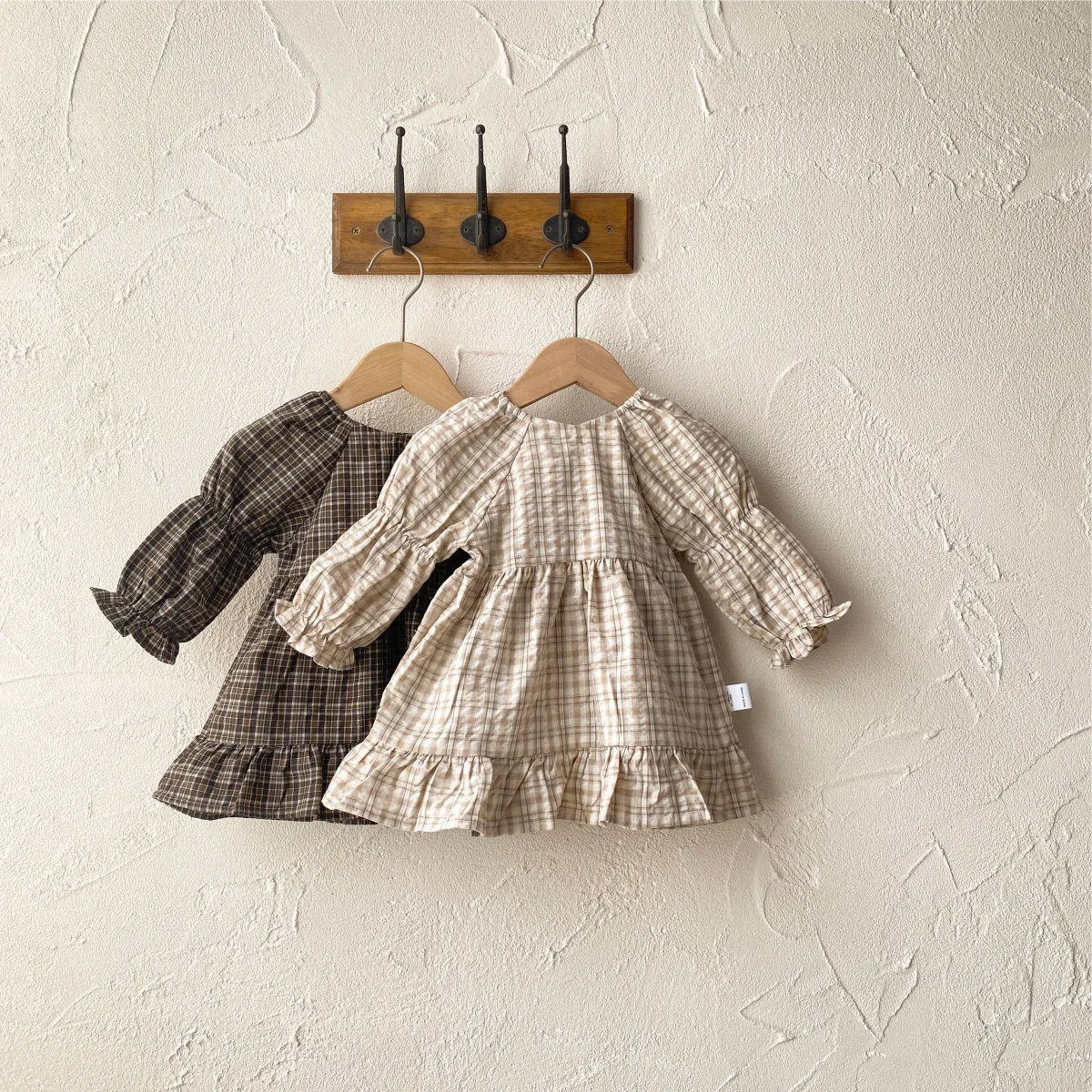 

2026 весеннее новое клетчатое платье с длинными рукавами для маленьких девочек, хлопковое винтажное кружевное платье для девочек, повседневное платье для младенцев, одежда для малышей