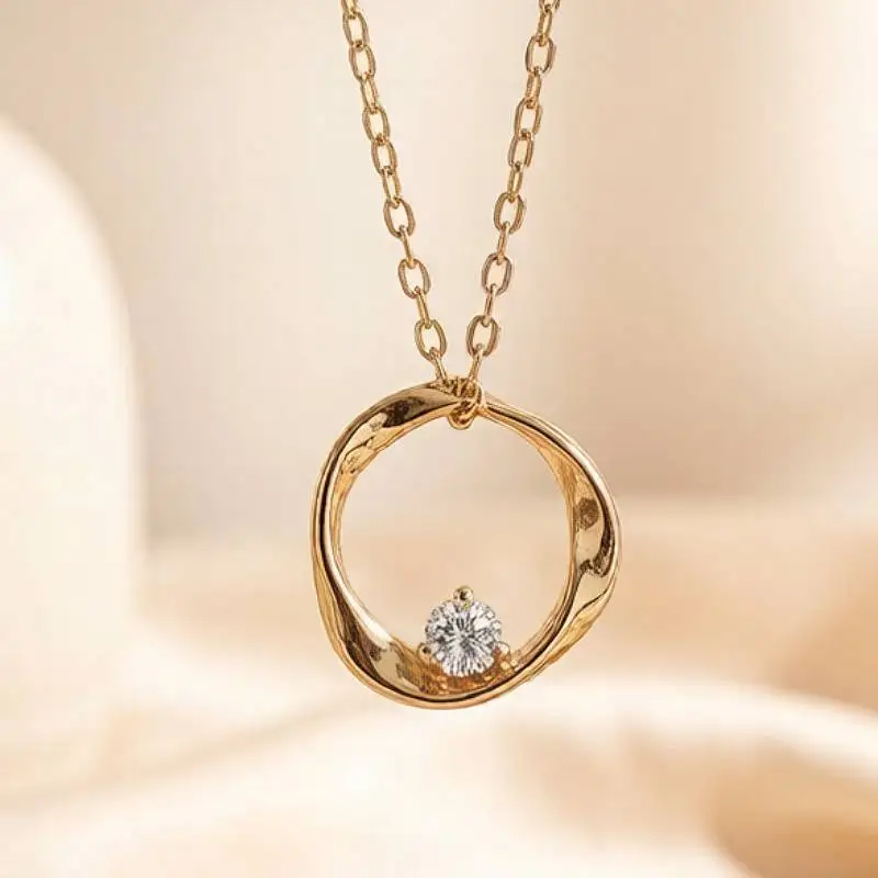 Huitan Noble Curve Design Damen-Halskette mit hohlem Anhänger, eingelegt mit glänzendem CZ, modisch, für Hochzeit, Verlobung, elegante Accessoires, Schmuck