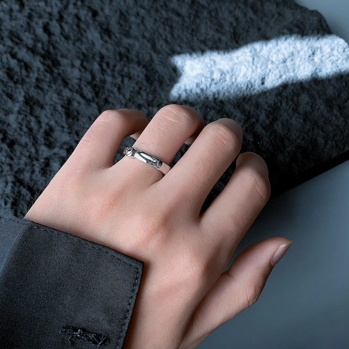 

Minimalist Niche Design S925 Sterling Silver Irregular Ring Versatile Premium Lightweight Luxury Unisex Ring