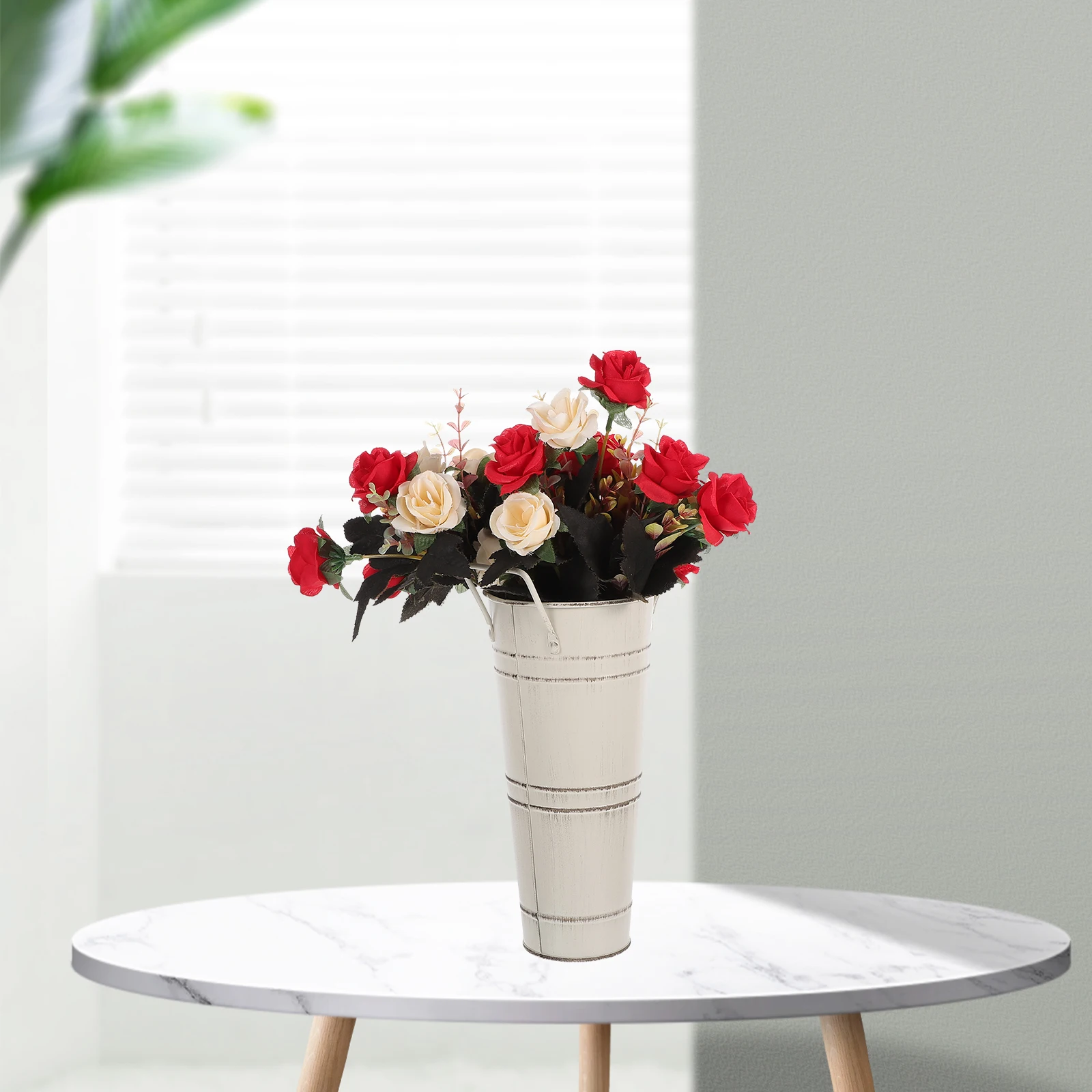 

2pcs Vintage Iron Vase Retro Beige Flower Container 11cmx7cmx23cm Decorative Home Office Flower Arrangement Bucket