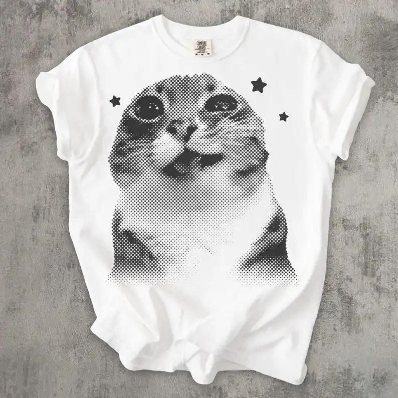 

Футболка Halftone с рисунком кота в стиле ретро (текстура с винтажным принтом + преувеличенное выражение милого кота + игривый повседневный стиль) Футболки