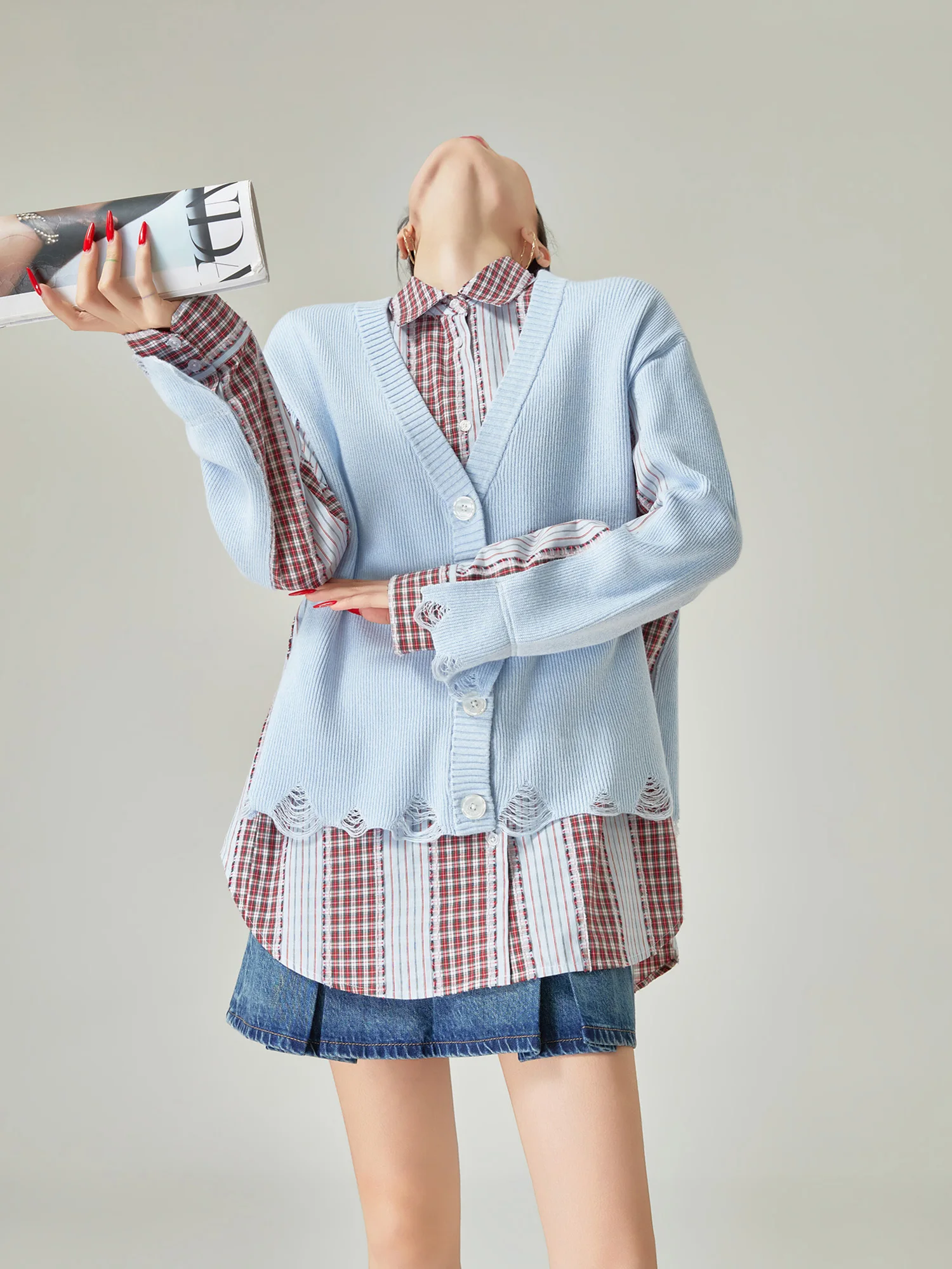 

Свободная вязаная синяя кофта для женщин с дырками, вставками в полоску и клетку, имитация двухслойности, повседневный облегающий топ