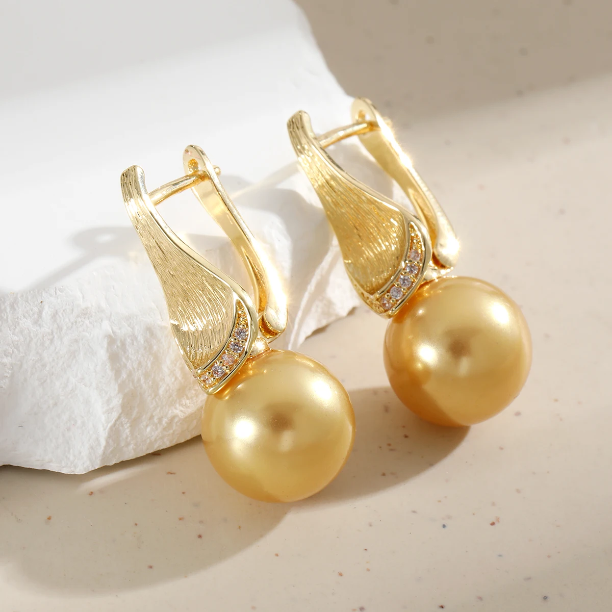 Kupferfarbene, luxuriöse, strukturierte Damenohrringe mit eingelegten synthetischen Edelsteinen, elegante Hängeohrringe für Partys – Detail 4
