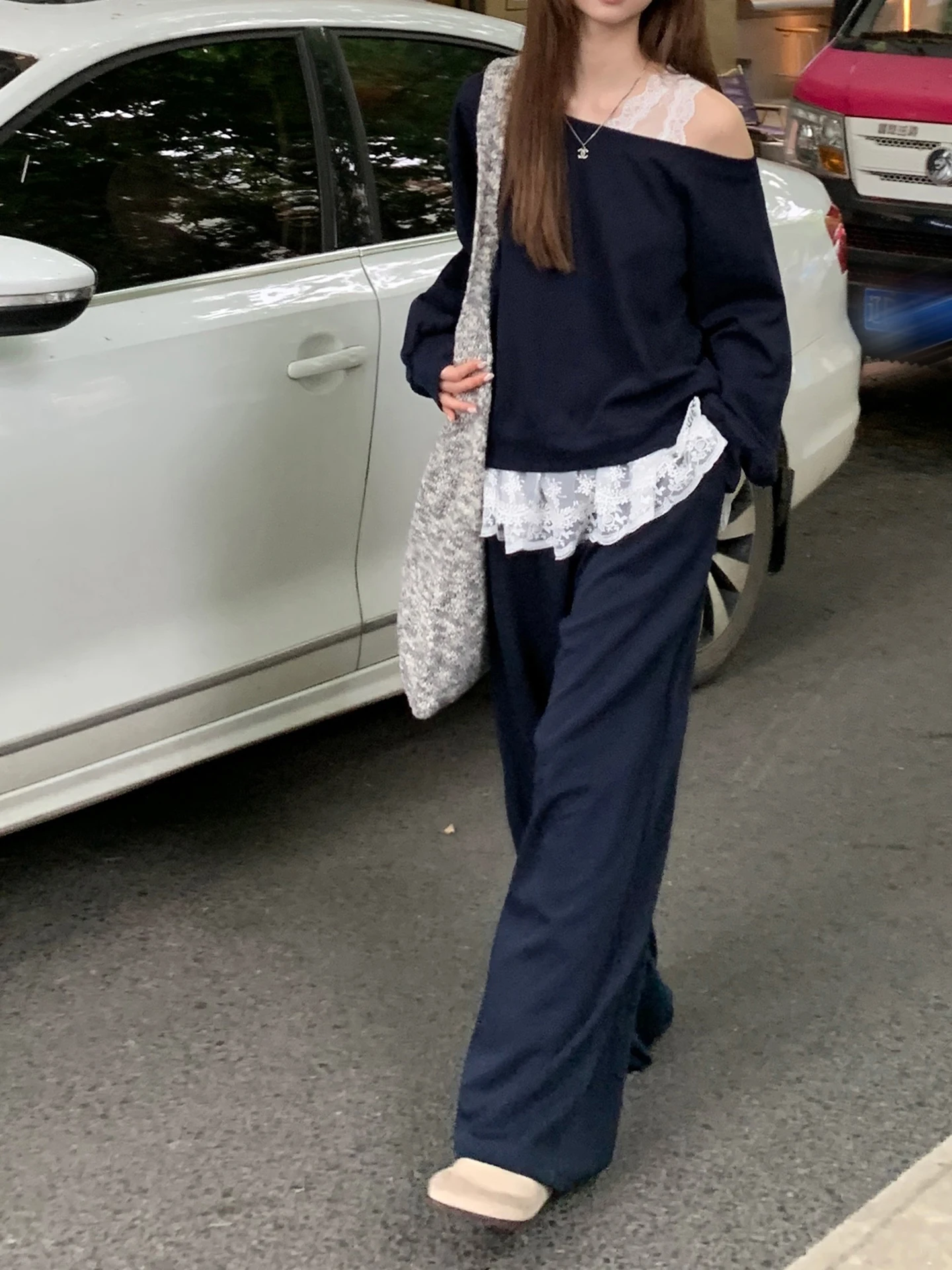 เสื้อสเวตเตอร์สีแดงแบบเซเลบริตี้ รุ่นใหม่สำหรับผู้หญิง ปี 2025 ต้นฤดูใบไม้ร่วง แต่งลูกไม้สไตล์อเมริกัน ดีไซน์ปลอมแบบสองชิ้น โชว์ไหล่