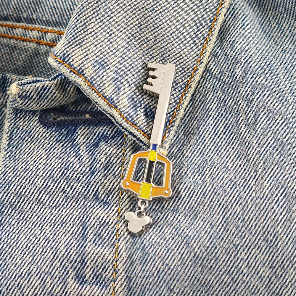 Kingdom Hearts Keyblade-Brosche, Kronenschlüssel-Metallabzeichen, Anhängerkette, Emaille-Pin, Spiel- und Anime-Zubehör, Anstecknadel, Geschenk – Detail 6