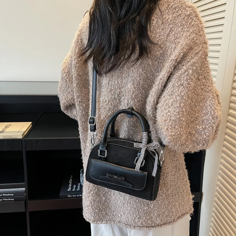 

Modish Women's Messenger Bag Made Of Nubuck Leather Boasting High-End Scotland Casual Spacious Soft Daily Look