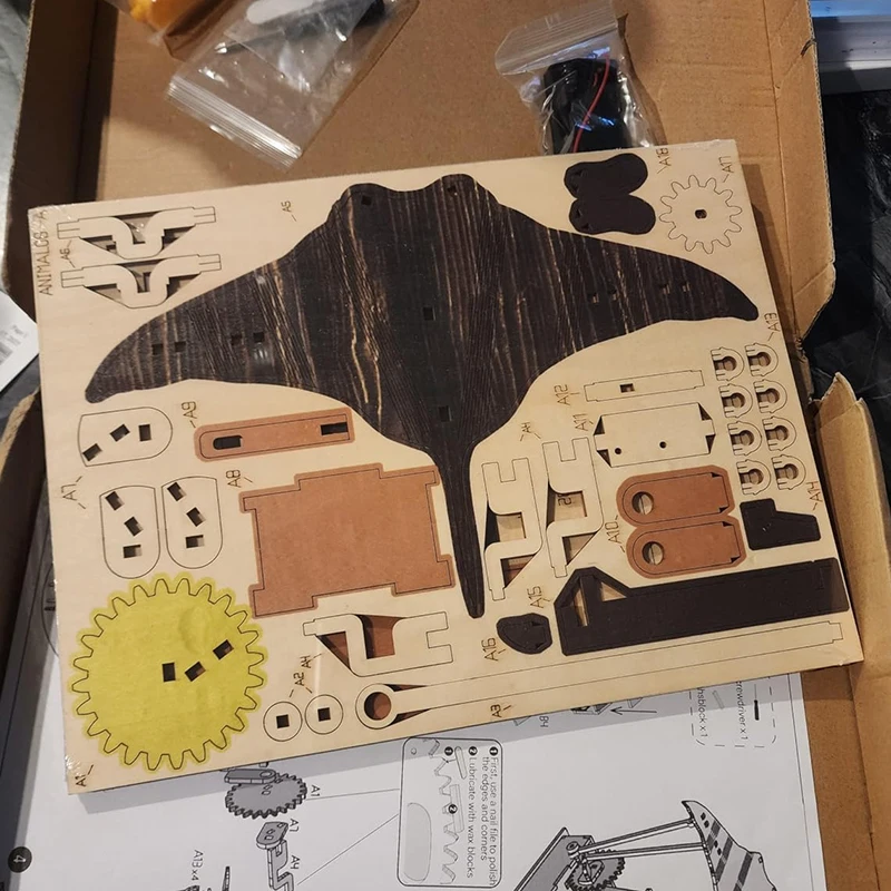 Intriguing Wooden Manta Ray Decor; Electric Automaton with Lifelike Swimming Motion, Ideal for Desk Tabletop