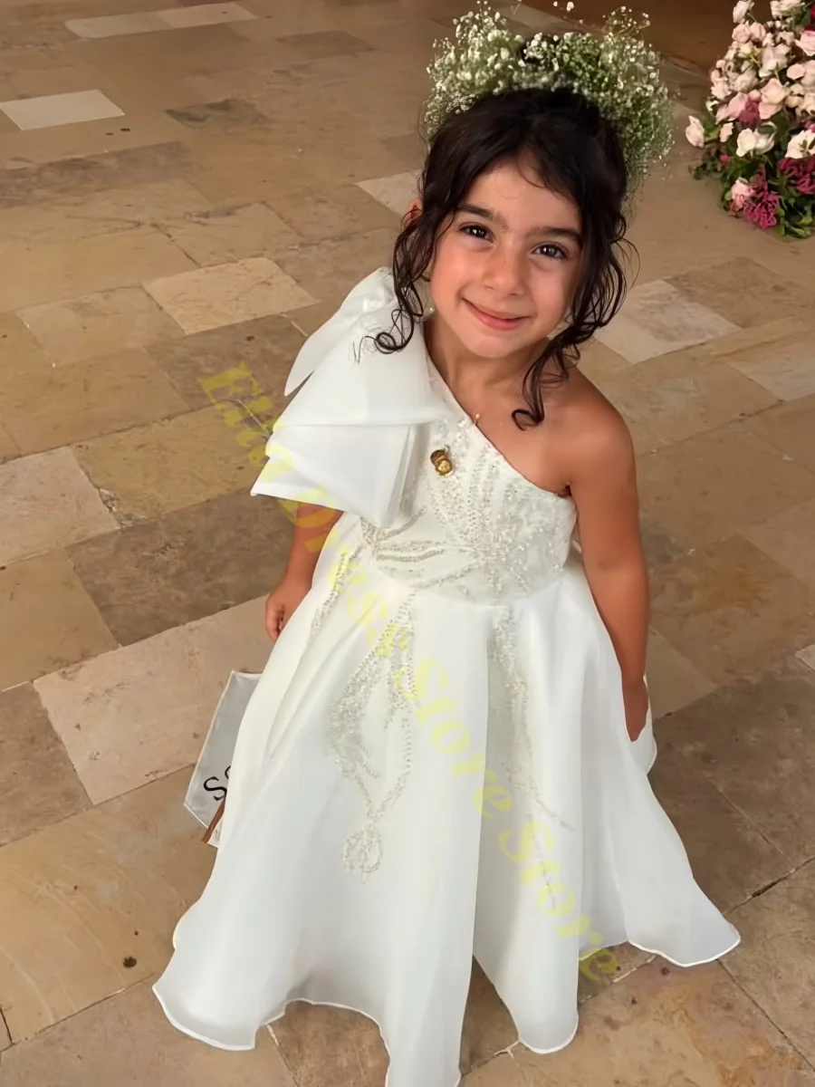 Maßgeschneidertes Weißes Blumenmädchenkleid für Hochzeit Schleife Glitzer Ärmellos Bodenlang Geburtstag Erstkommunion Kleid Großhandel – Detail 1