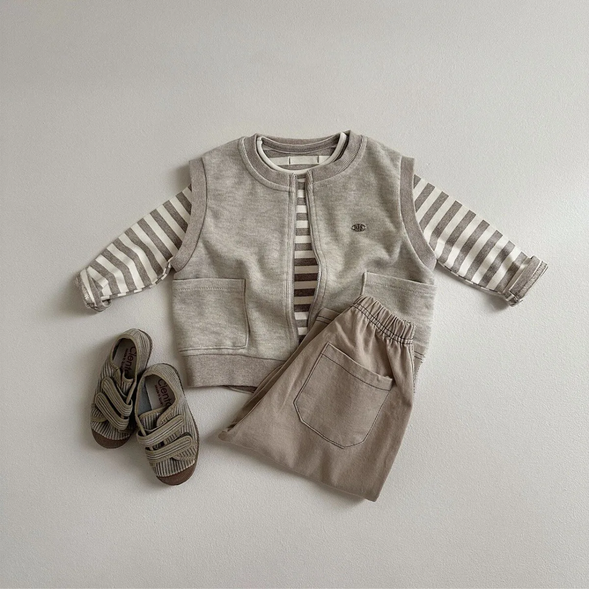 تي شيرت مخطط بأكمام طويلة للأطفال ربيع جديد لعام 2025 تي شيرت غير رسمي للفتيات الرضع تي شيرت للأطفال الصغار ملابس فضفاضة لطيفة للأطفال ملابس أطفال