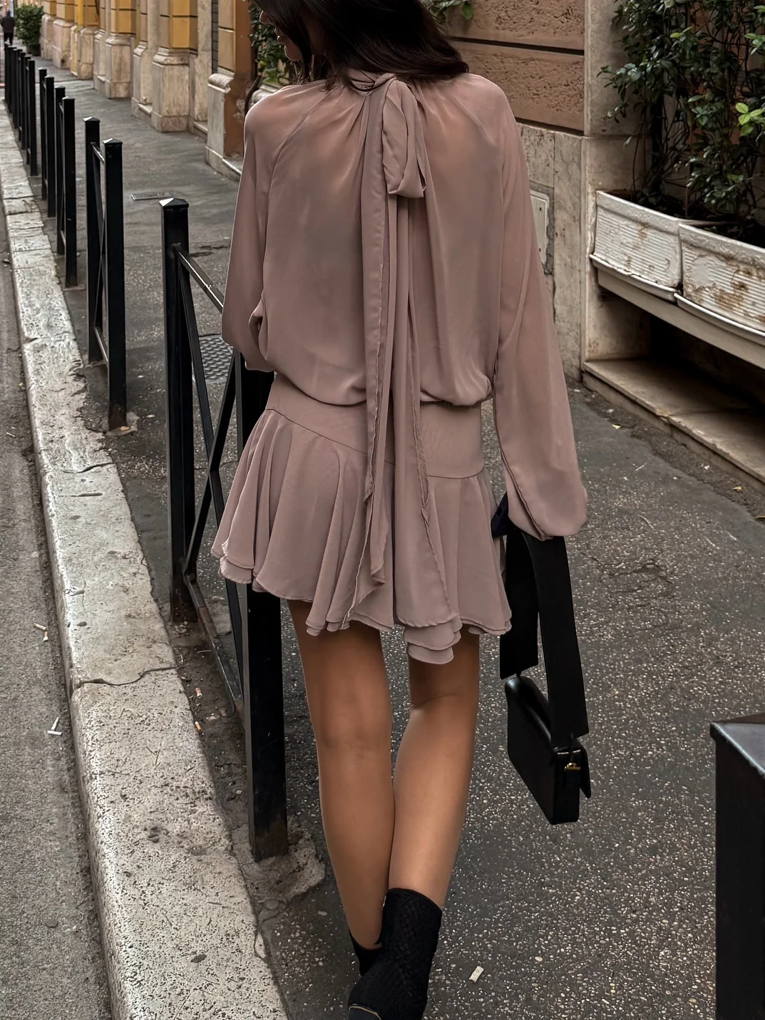 Elegancka damska sukienka mini z długim rękawem, z wysokim dekoltem, plisowana, codzienna, w jednolitym kolorze, letnia moda damska, sukienka długa z ozdobną kokardą.