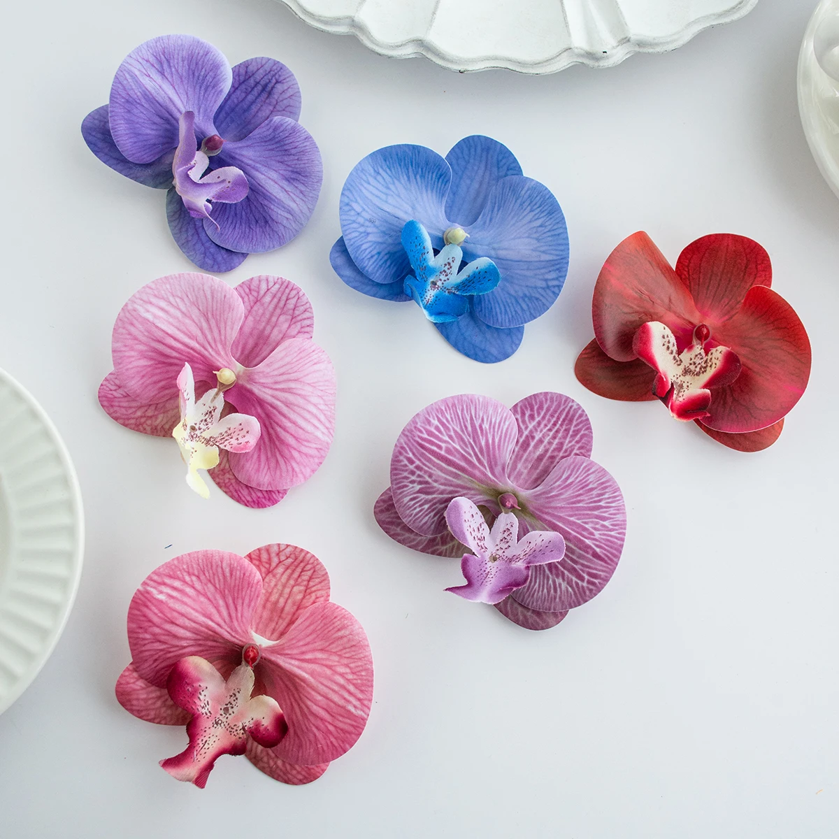 50/100 unidades de flores artificiales, mariposa, orquídeas, bricolaje, corona para Festival en casa, accesorios para novia, tocado, pinza para el pelo, regalo de cumpleaños