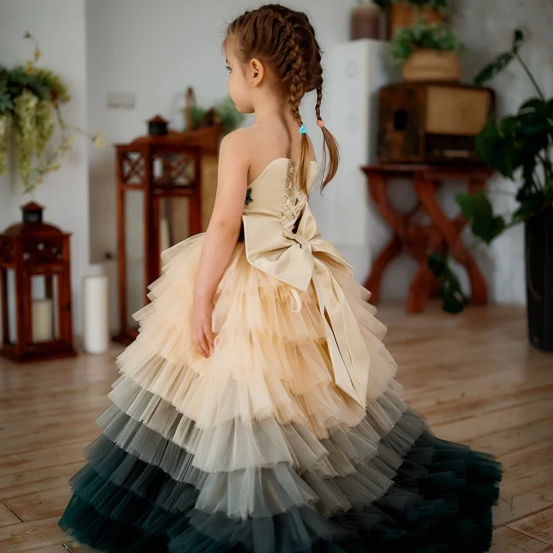Abito da ragazza di fiore senza spalline con applicazioni in pizzo A-Line senza maniche lungo fino al pavimento Abito da festa verde e champagne a strati personalizzato