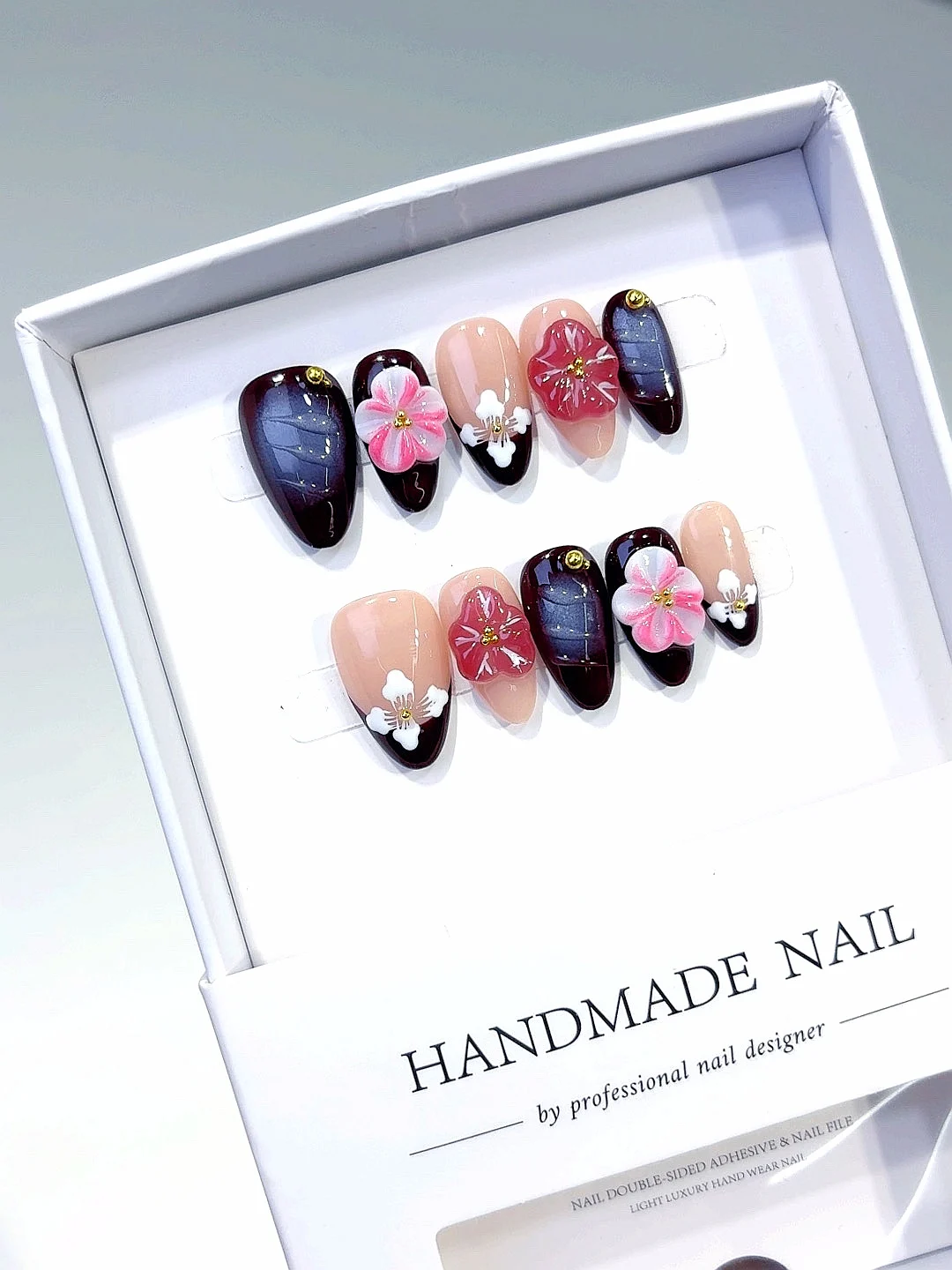 Prensa de almendras florales burdeos en las uñas (D302)