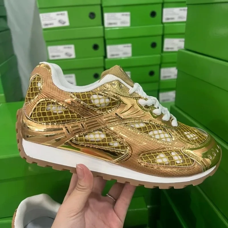 Modellen van trendy hardloopschoenen, comfortabele en lichte sportschoenen voor heren en dames