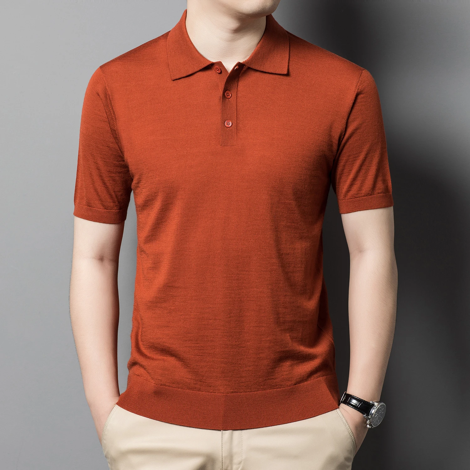 เสื้อท็อปผู้ชายผ้าขนสัตว์แท้ 100% คุณภาพเยี่ยม สไตล์คลาสสิก ปกพับ แขนสั้น ผ้าถักบาง ระบายอากาศได้ดี ผลิตจากขนแกะ