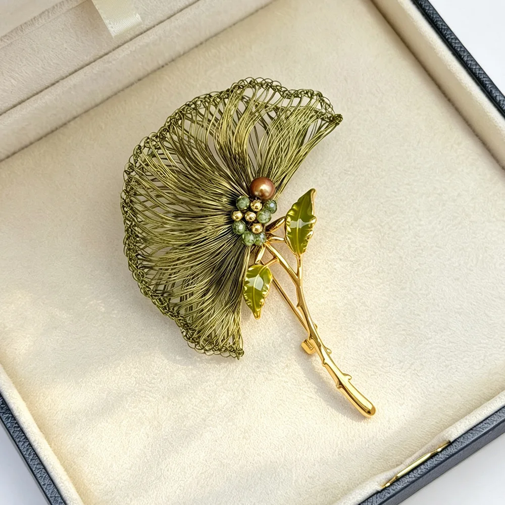 New High-end Handmade Crochet Flower Brooch Elegant Retro Design Dripping Oil Leaf Bouquet Shaped Pearl Accessories Pins