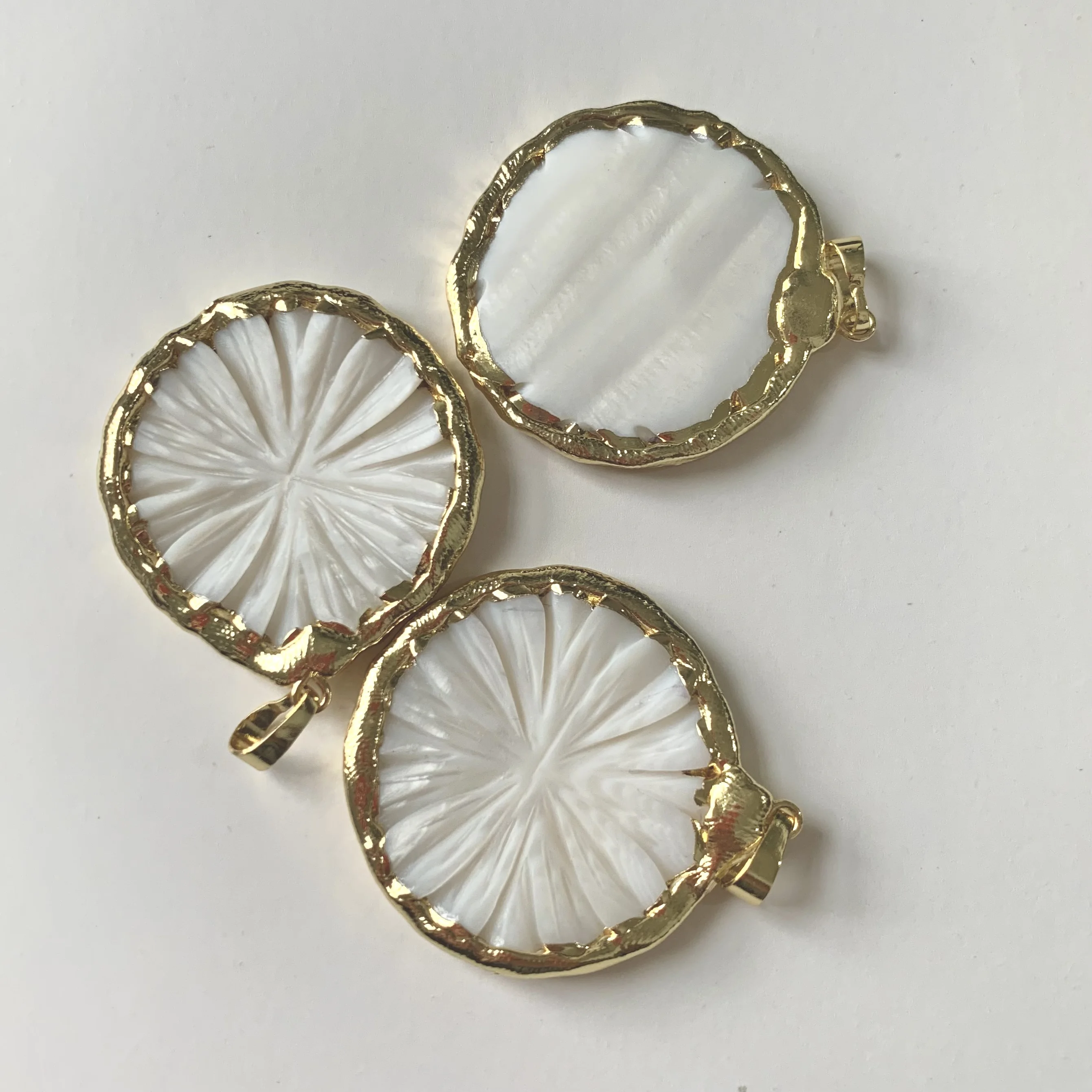 

WT-JP097 WKT Wholesale Natural Shell Pendant With Gold Plated Bohemian Style Round For Ladies Jewelry Necklace Making