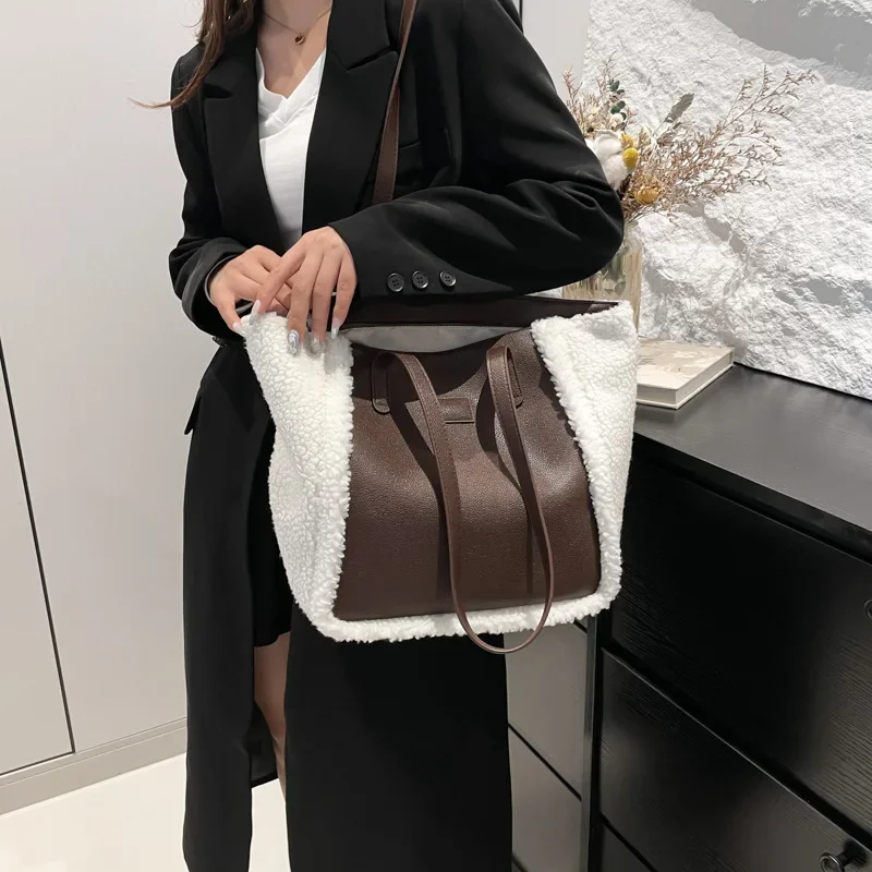 Autumn and Winter Tote Bag New Fashionable Large Capacity Commuter Lamb Fleece Spliced Leather Shoulder Bag