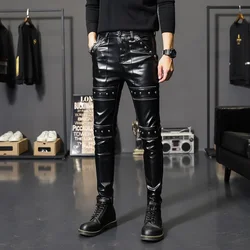 Pantalones ajustados de cuero sintético para hombre, pantalón de motociclista a la moda, ropa de escenario para Club, Primavera e invierno, 2024