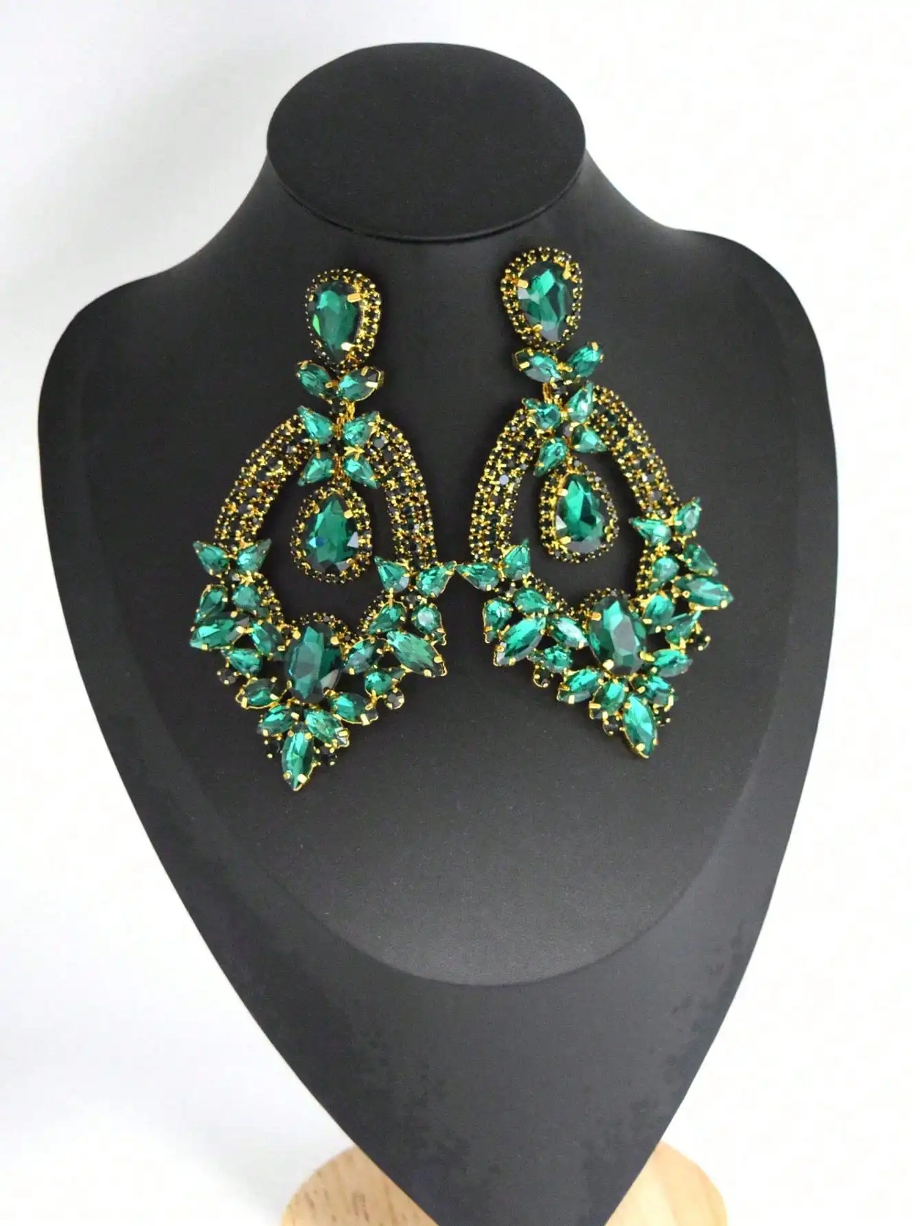 Damen-Ohrringe mit Smaragdgrünem Kristall, Goldfarbene Übergroße Strass-Tropfenohrringe, Glamouröser Statement-Schmuck für Herbstpartys – Detail 2