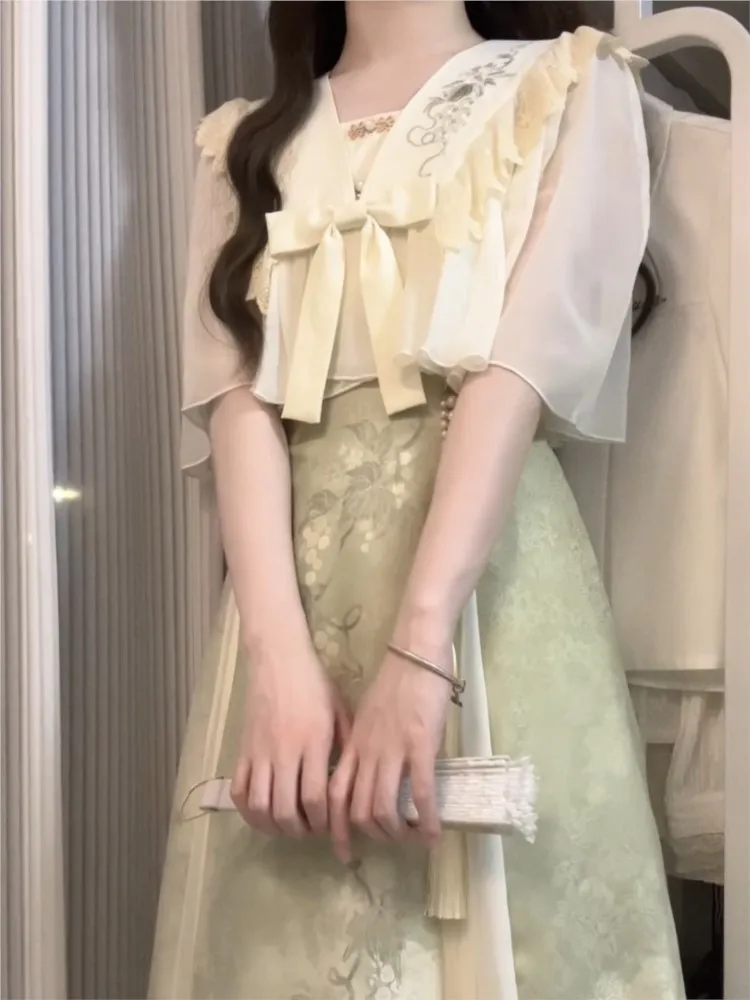 Um novo vestido de estilo chinês com camada externa e top halter