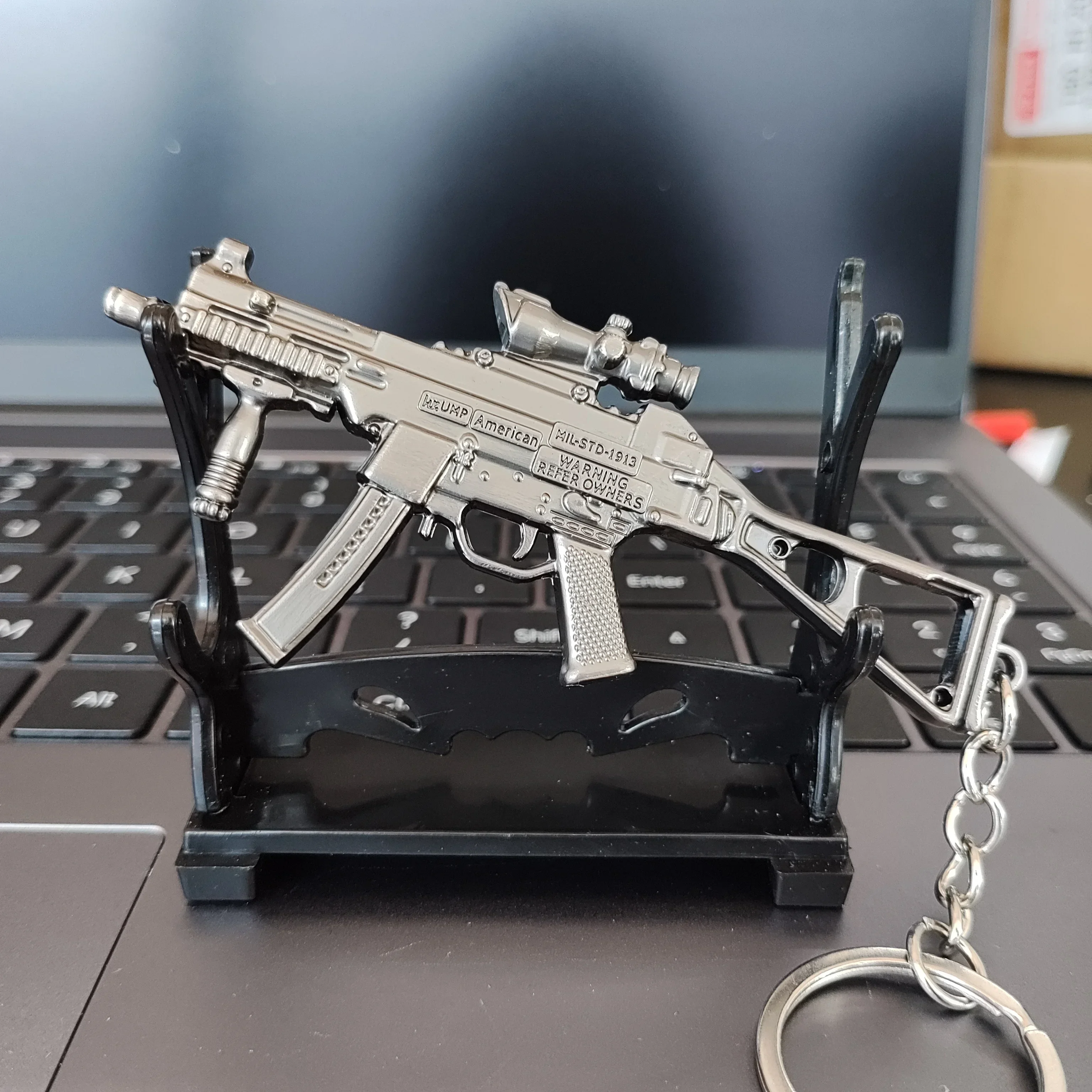 Mini QBZ95 Rifle AK47 Pistol Model Alloy UMP9 Toy Gun Keychain Bag Pendant Ornaments Children Toy Birthday Gift