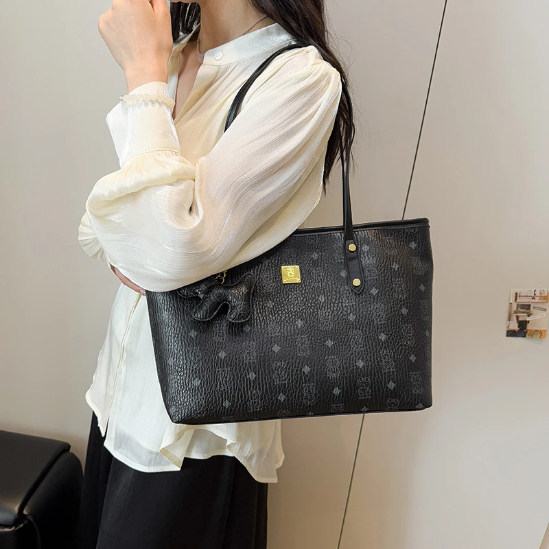 

Luxury Leather Crossbody Bag Women's Elegant Commuter Purse Minimalist Design with Paris Fashion Accents