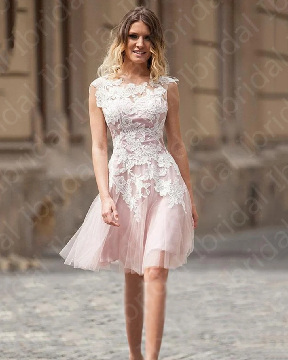 Schöne Rosa Knie Länge Homecoming Kleider Spitze Kurze Hochzeit Party Kleider Cap Sleeves Zurück Heraus Cocktail Kleider Jewel Neck 2022