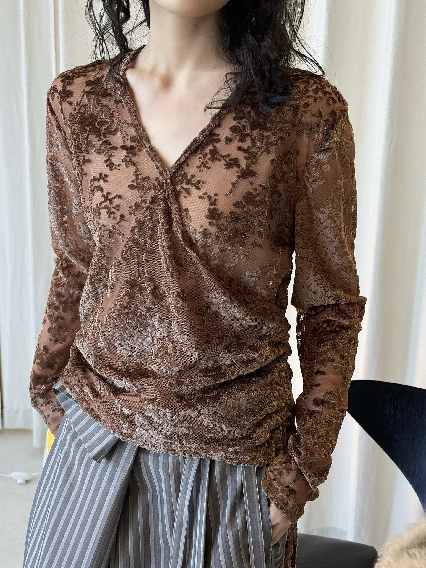 

Early spring new Korean retro sexy lace up waistband V-neck lace shirt skin friendly slimming top for women