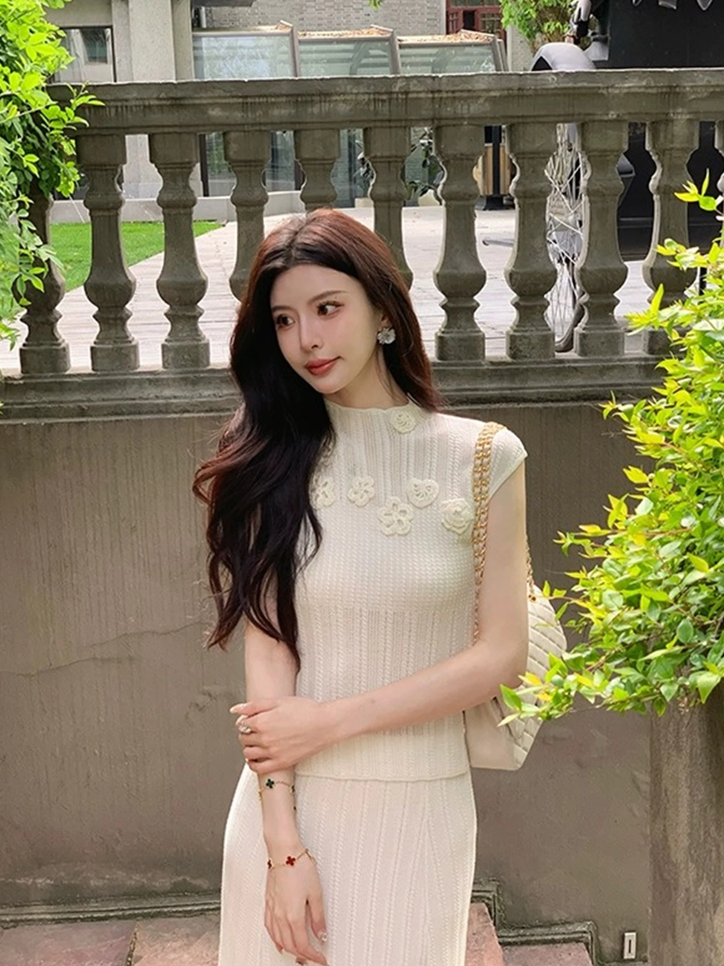 قميص نسائي محبوك من الحرير الجليدي بقصة ضيقة Ne Summer 2025 تصميم فريد من نوعه ثلاثي الأبعاد على شكل زهرة للتنقل النسخة الكورية ملابس تريكو