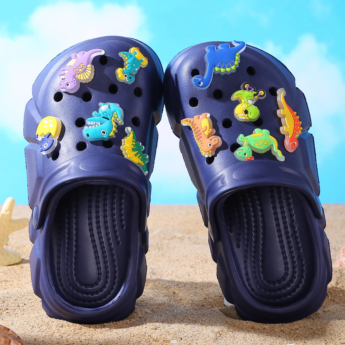 Atmungsaktive Freizeit-Clogs für Jungen mit leuchtender Cartoon-Dinosaurier-Dekoration, leichte Clogs für Dusche, Strand und Pool 3057 – Detail 12