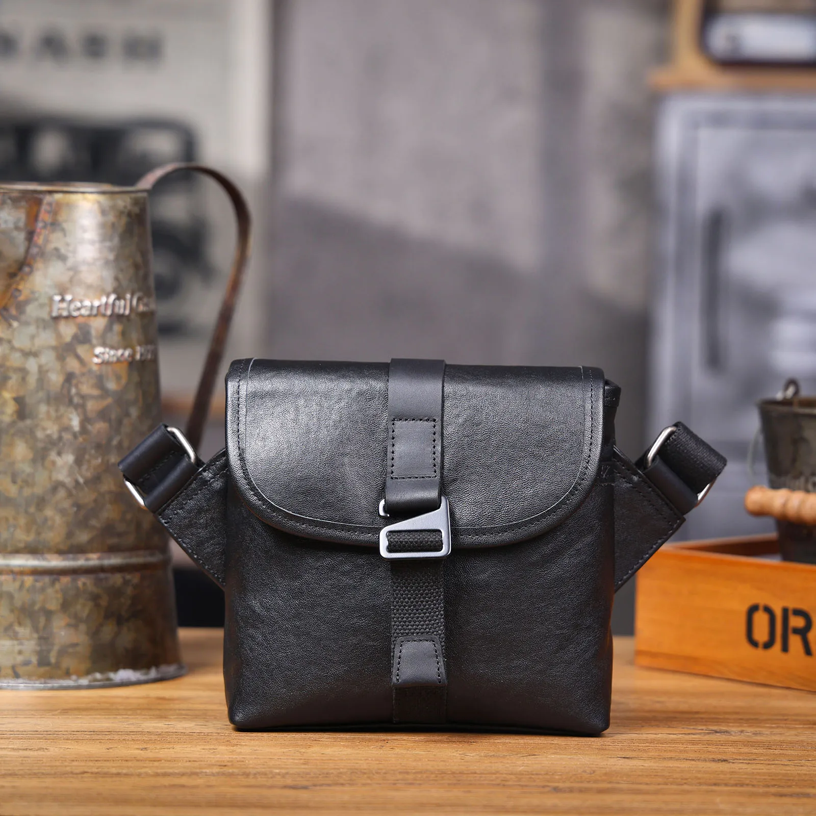 S.WORKER Modische Echtleder-Umhängetasche für Herren, Vollnarbig, Trendige Casual-Crossbody-Tasche, Mini-Umhängetasche für Handy und Schlüssel – Detail 7