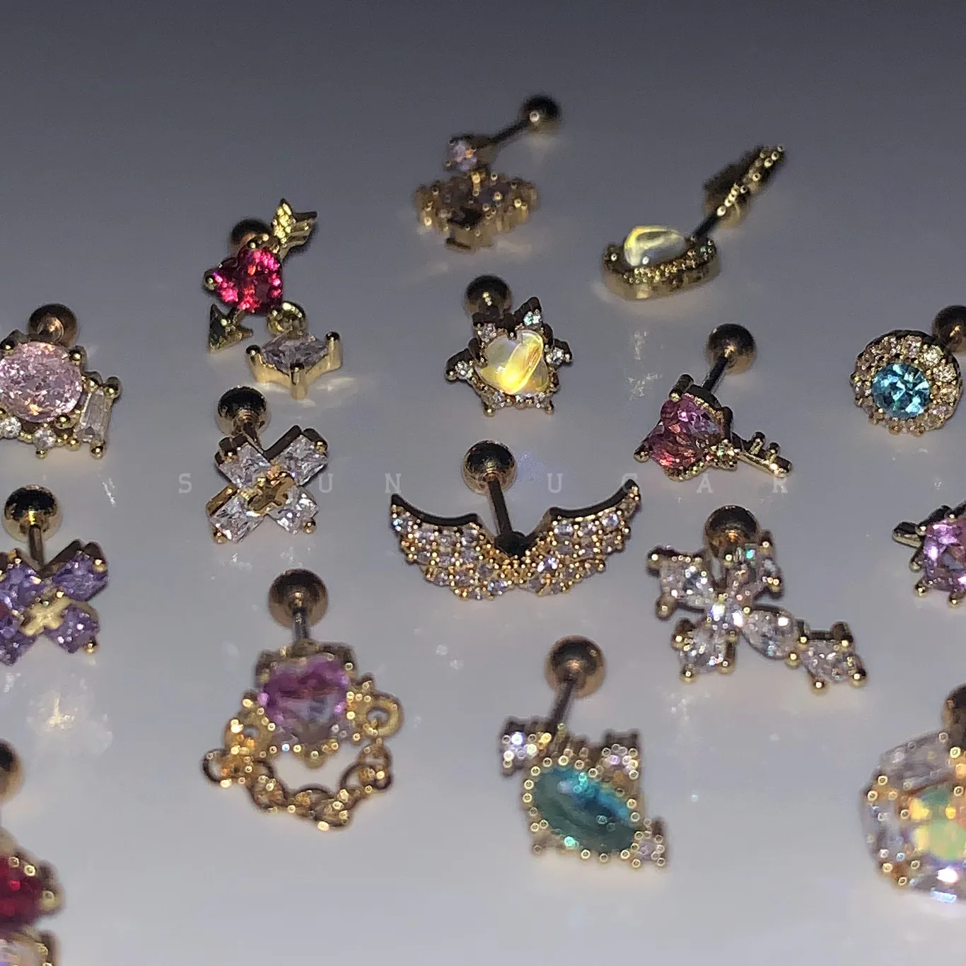 Pendientes de circonita de protección alérgica para mujer, Piercing Vintage, exquisito, dorado, Cruz alada, perforada, espiral, perno prisionero