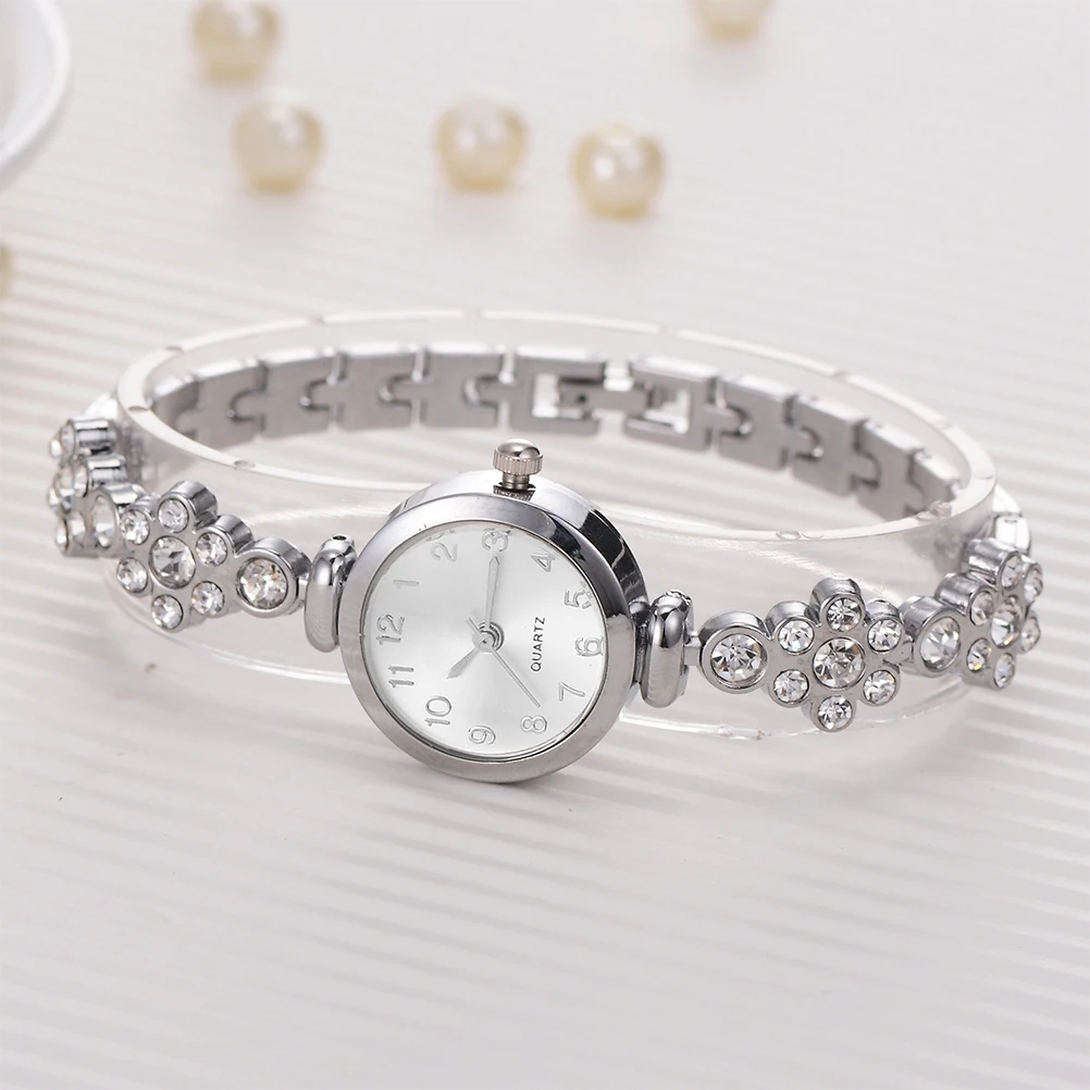 

Women Rhinestone Quartz Watch Analog Display Watch Alloy Round Crystal Accented Bracelet Wristwatch (Silver)