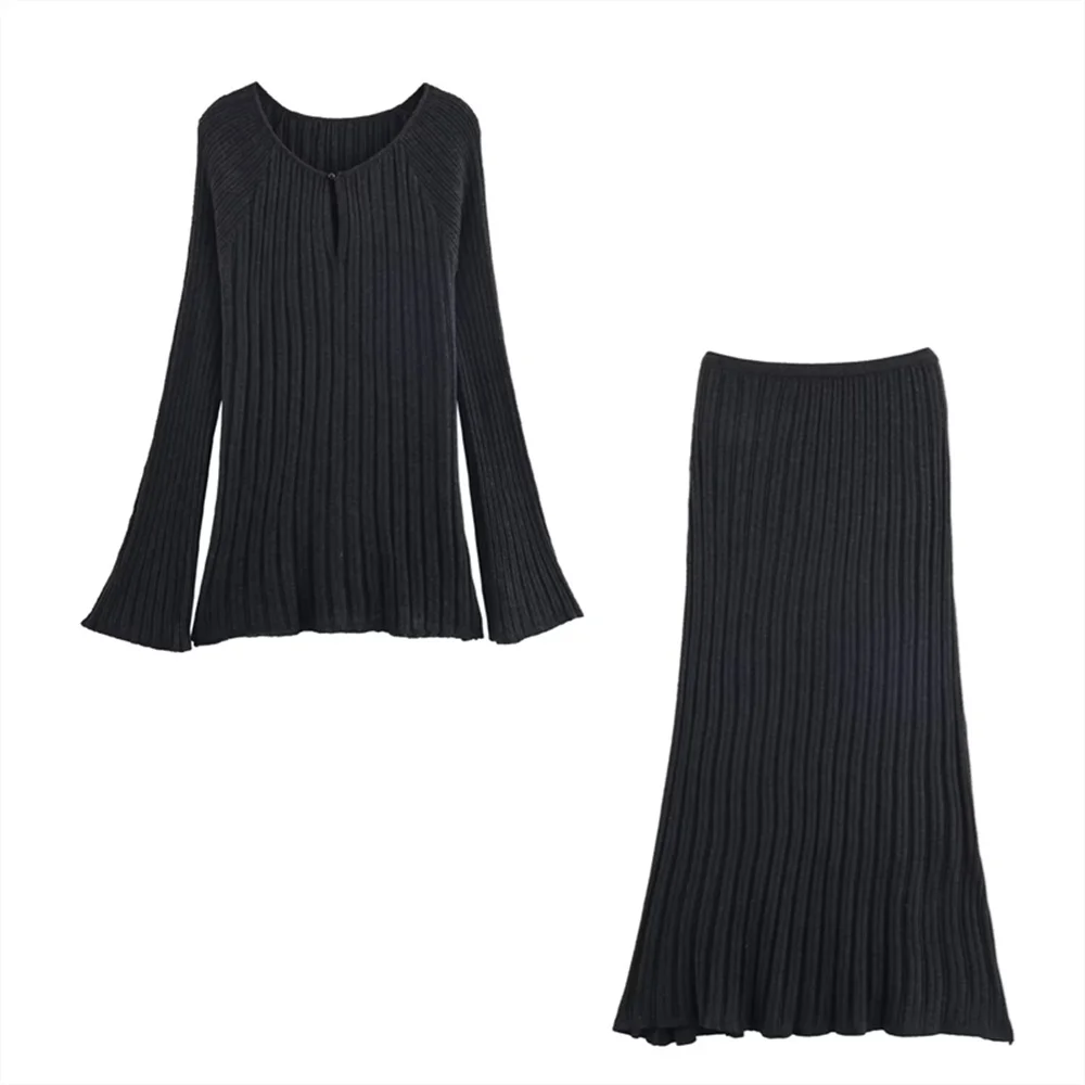 I nuovi vestiti da donna di Taop&Za sono alla moda e semplici con un top a maniche lunghe con scollo a V e una gonna a mezza lunghezza a vita alta