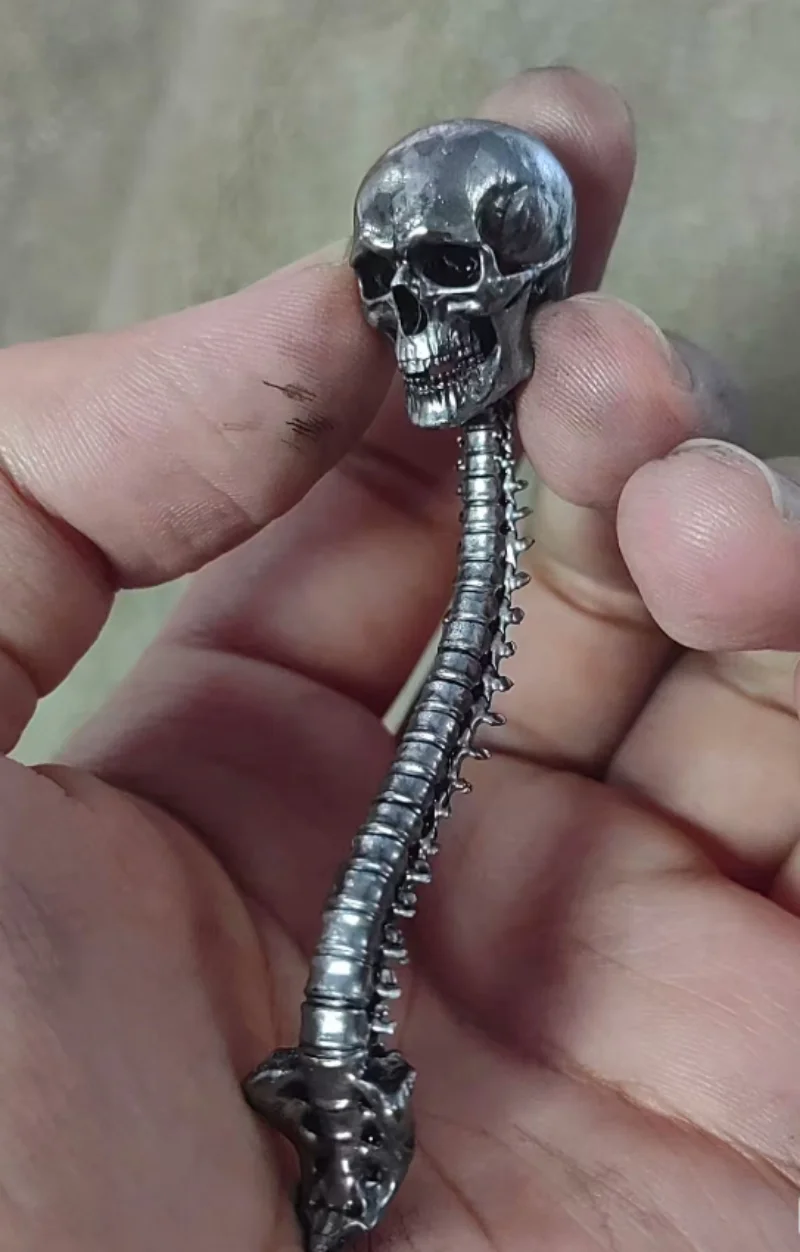 Modello di accessori per la colonna vertebrale del teschio di colore metallico in scala 1/12 per figura da 6 pollici