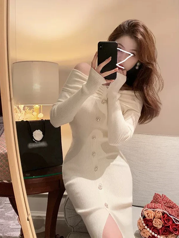 Francuski sweter dzianinowy, dopasowany, długi, damski, jesienno-zimowy, z wysokim stanem, rozcięciem z boku, zakładany na ramię, jako warstwa bazowa.