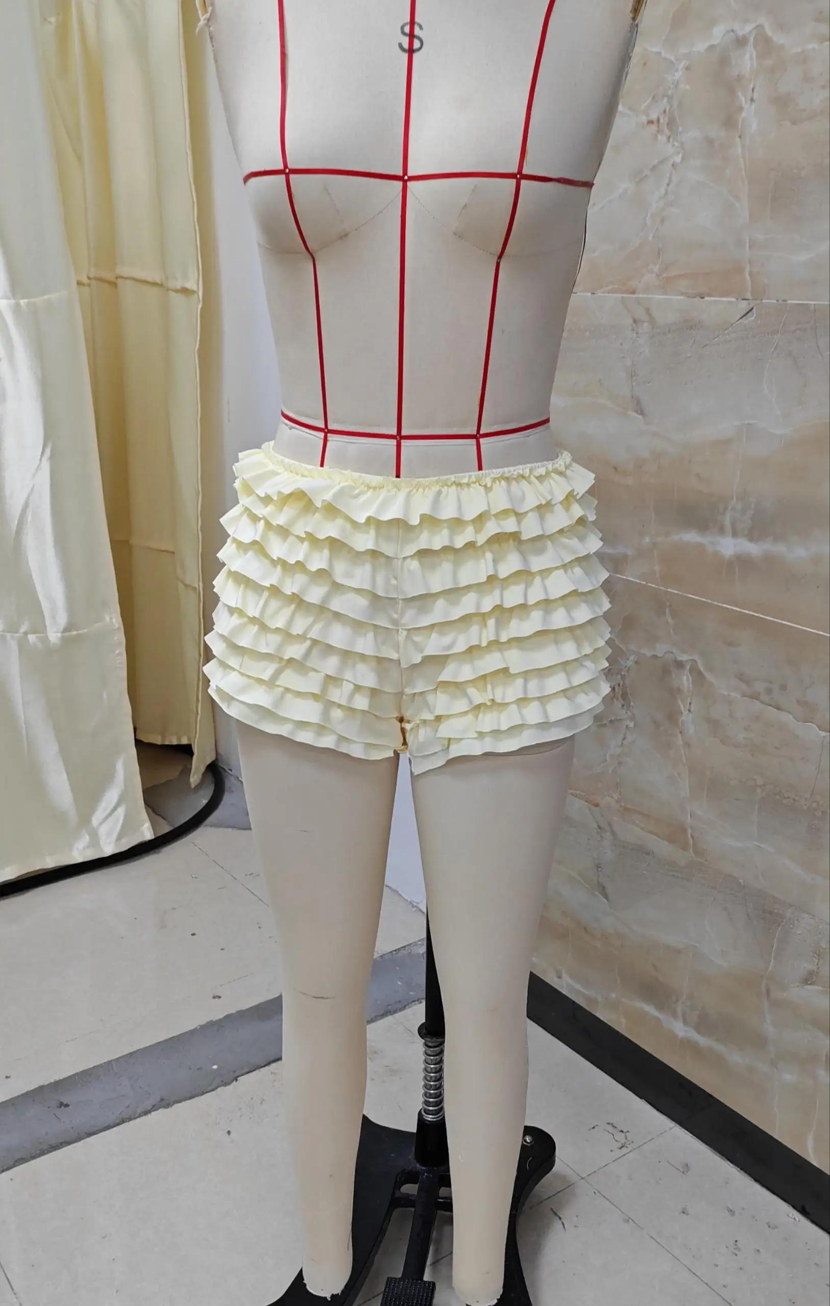 Zomershorts met ruches in crèmekleurige voor dames Zomershorts met gelaagde lagen, elastische taille, casual shorts