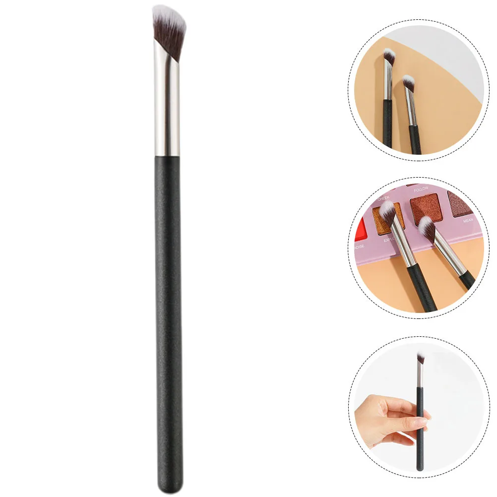 目の下用の角度付きコンシーラーブラシ 小型で持ち運びが簡単なメイクアップツール クリームパウダー用のプロフェッショナルなブレンドアプリケーター