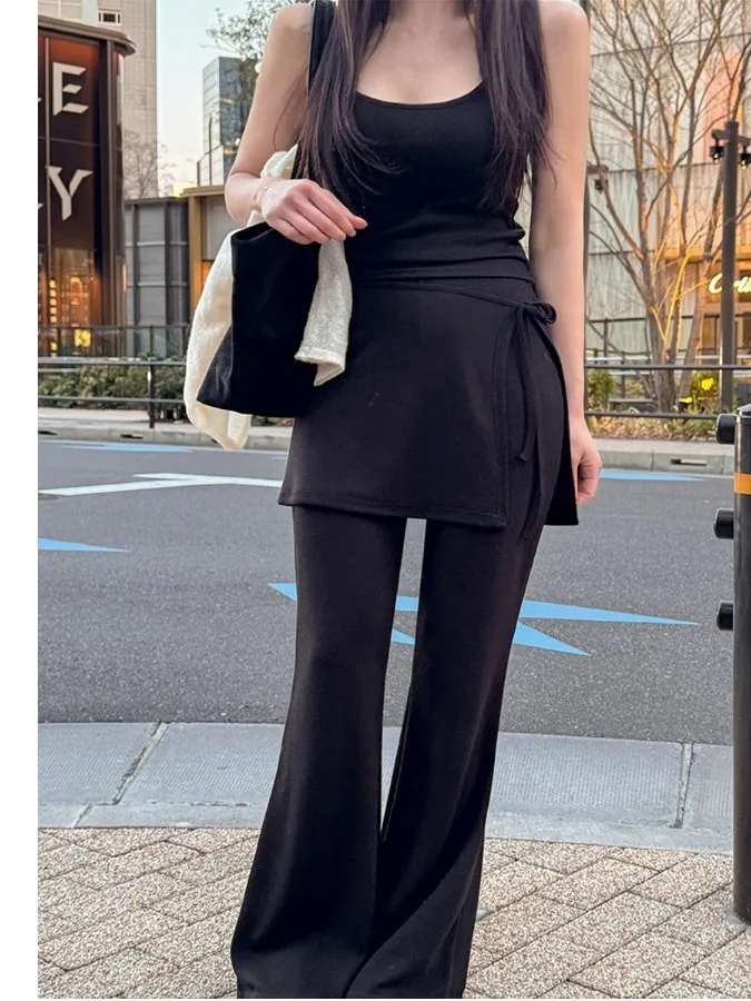 

Корейский стиль: Новый летний вязаный топ на бретельках с отстегивающимся декоративным элементом и расклешенные брюки с высокой талией, комплект из двух предметов