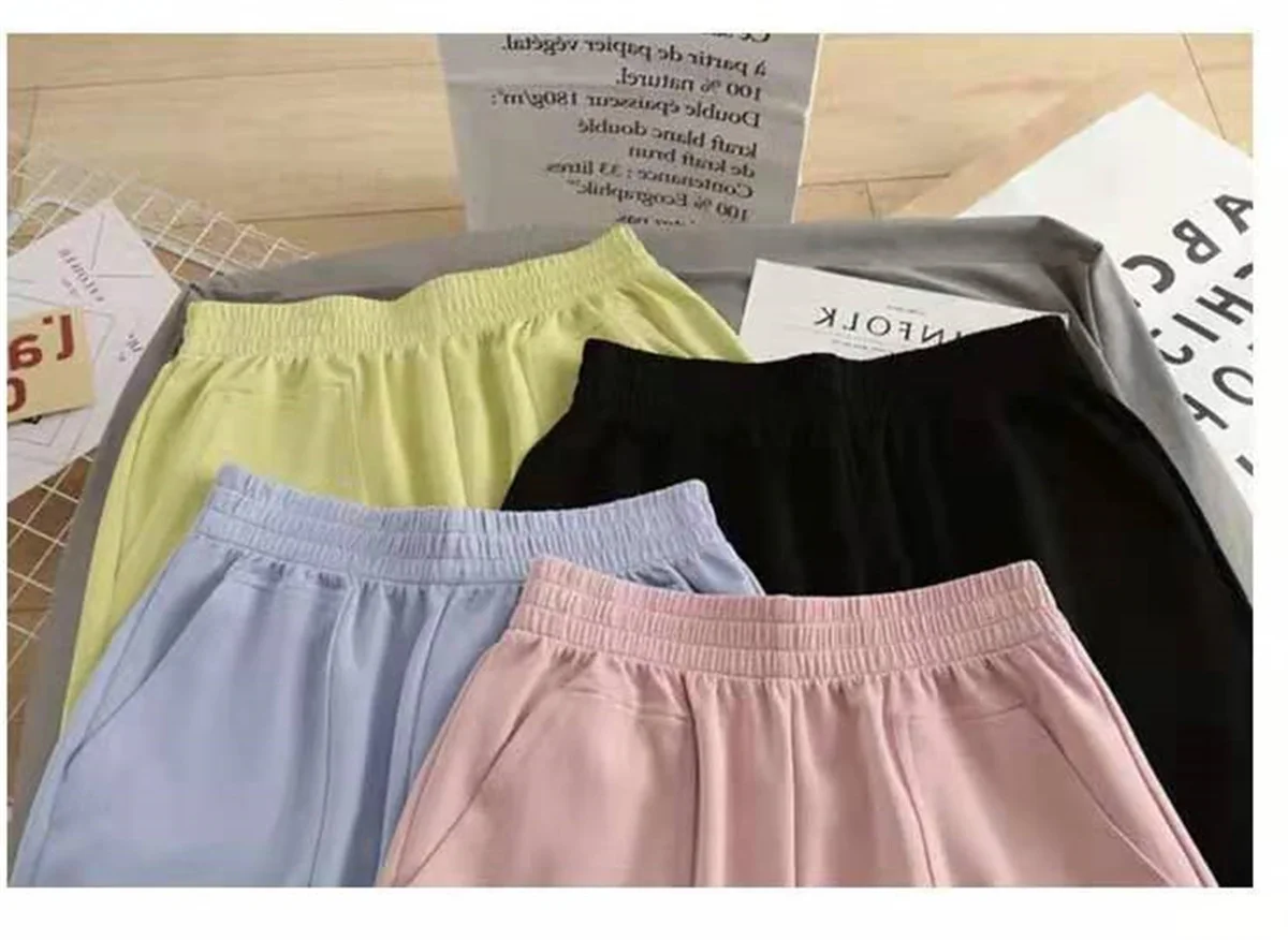 Sommer 2026 Neue Koreanische Damen-Shorts: Modische Freizeitshorts mit Elastikbund, Großen Taschen und Weitem Bein in Unifarben – Detail 2