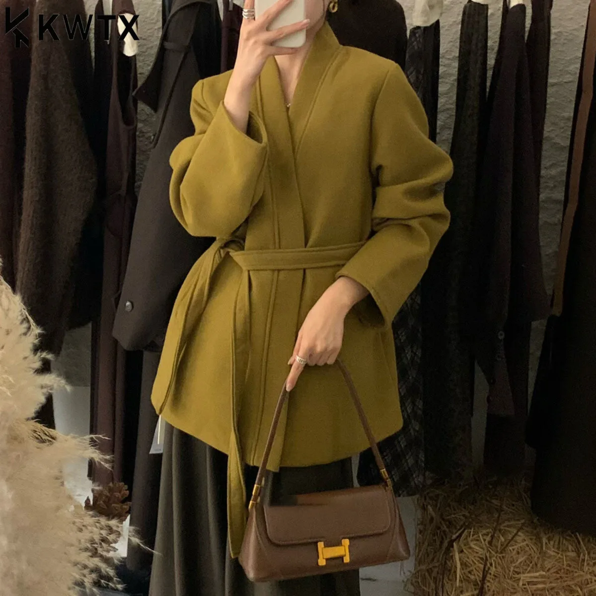 

KWTX женское короткое твидовое пальто 2025 года с поясом и воротником-стойкой, винтажное лоскутное элегантное осенне-зимнее повседневное теплое роскошное шикарное пальто