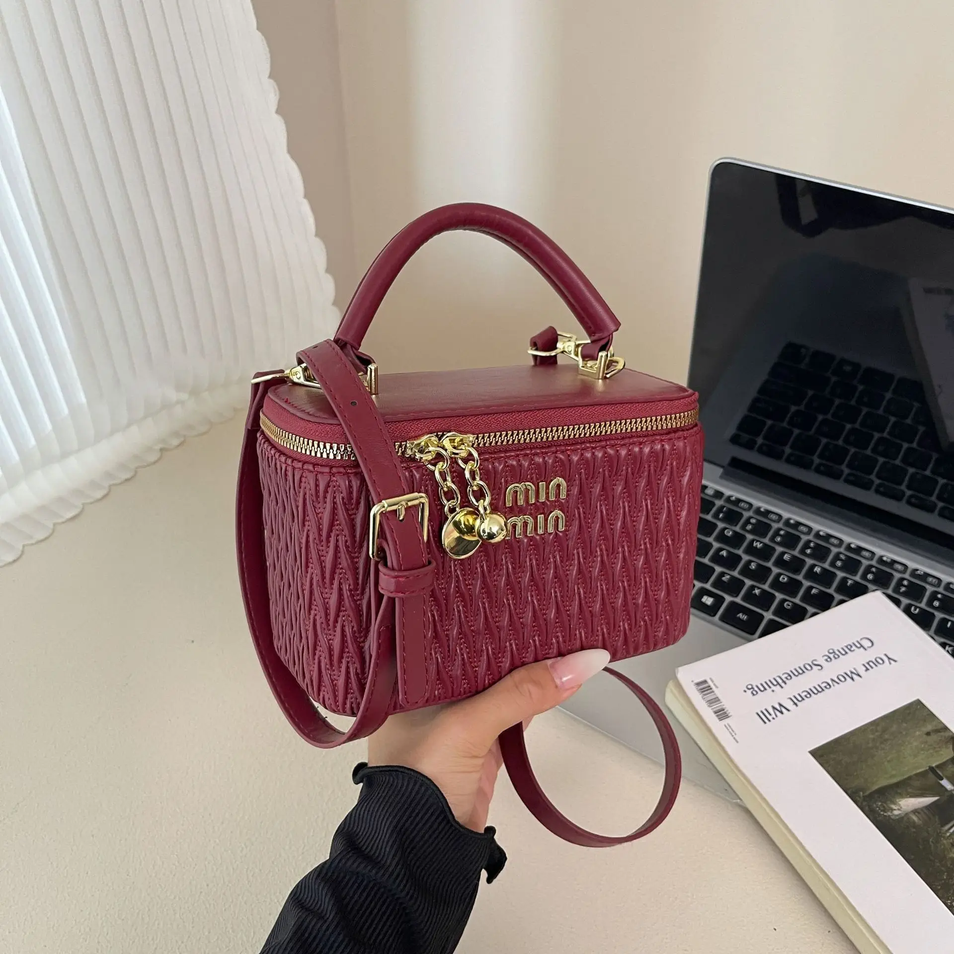 

2025 Box Bag with Chain, Fashion Shoulder Purse for Women, Trendy Crossbody Tote, Minimalist Day-to-Night Bag, Textured Sling