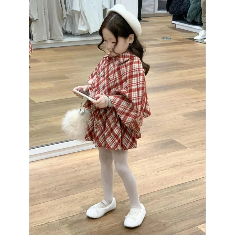 ملابس الأطفال الكورية 2025 الخريف والشتاء جديد الأحمر منقوشة الصوفية دعوى الفتيات سترة الرأس سميكة مطوي تنورة العصرية