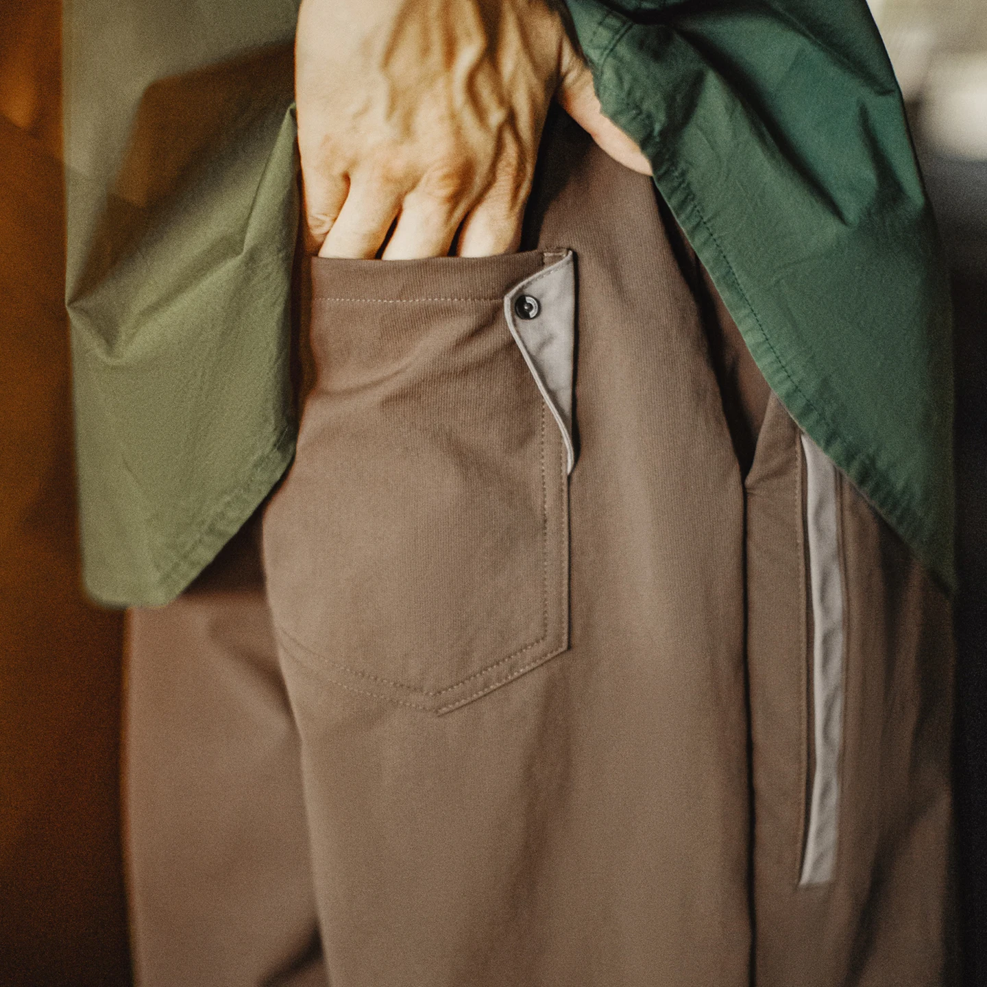 Maden Men Vintage Khaki Casual Pants Lightweight Tapered Long Pants Elastic Waist Wrinkle-Resistant Trousers for Fall Commuting