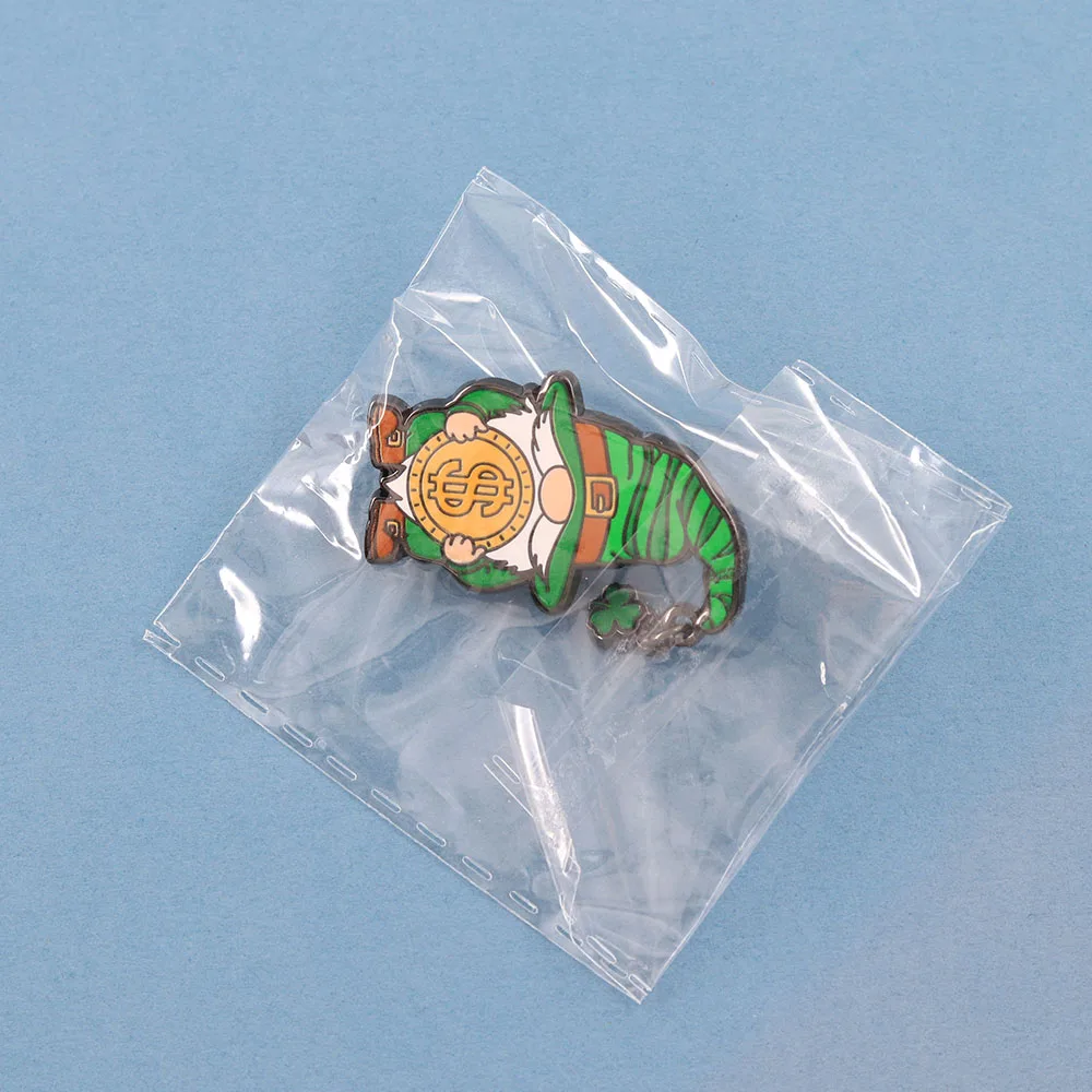 St. Patrick's Day Glücksbringer Grüner Kobold Emaille-Brosche Fee mit Goldmünze und Kleeblatt-Design Abzeichen Irland Festival Geschenk – Detail 14