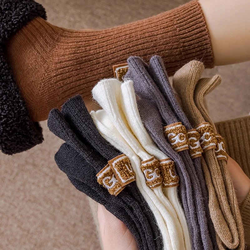 2022 Damen Herbst/Winter Mittelkalb Alphabet Stoff Logo Wolle Thermo Chunky Socken Koreanischer Stil Outdoor Wear Schneestiefel Hohe Socken