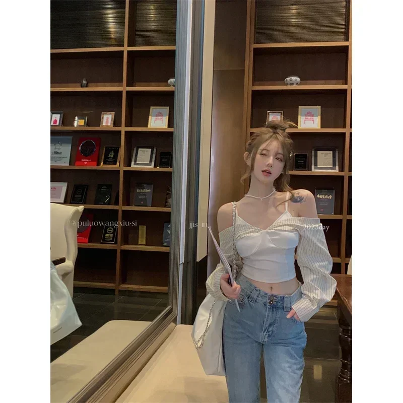 

Новая корейская коллекция Весна/Лето 2024: Укороченная приталенная рубашка с открытыми плечами, длинными рукавами и полосатыми вставками