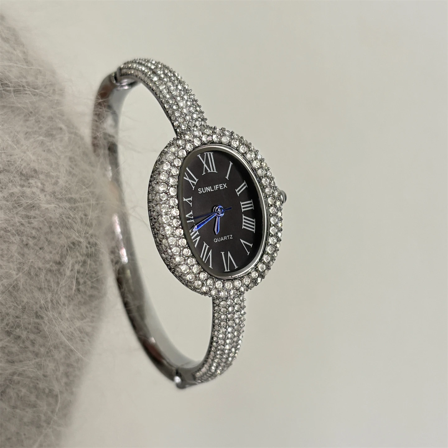 Round fashion temperament minimalist oval full diamond watch women's high-end retro women's light luxury watch