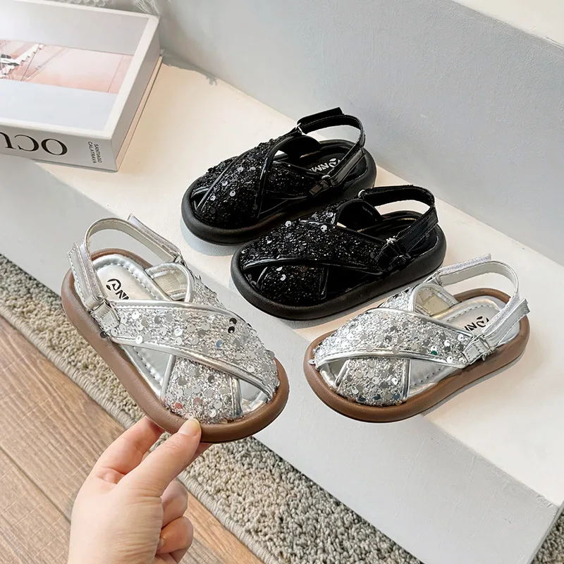 Elegant girls' sandals fashionable and shiny toe cap sandals 2026 summer new flat shoes comfortable and fashionable sandals